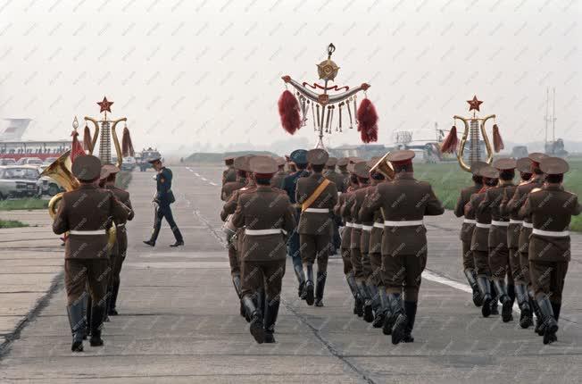 Csapatkivonás - Hazarepült az utolsó szovjet repülőegység Sármellékről