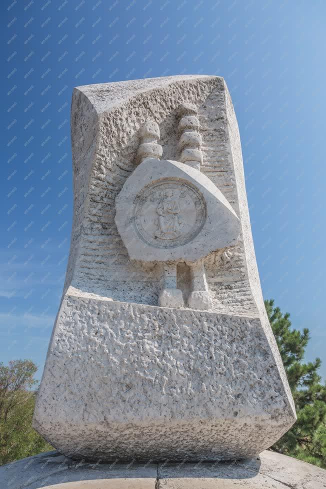 Műemlék - Székesfehérvár - Aranybulla emlékmű