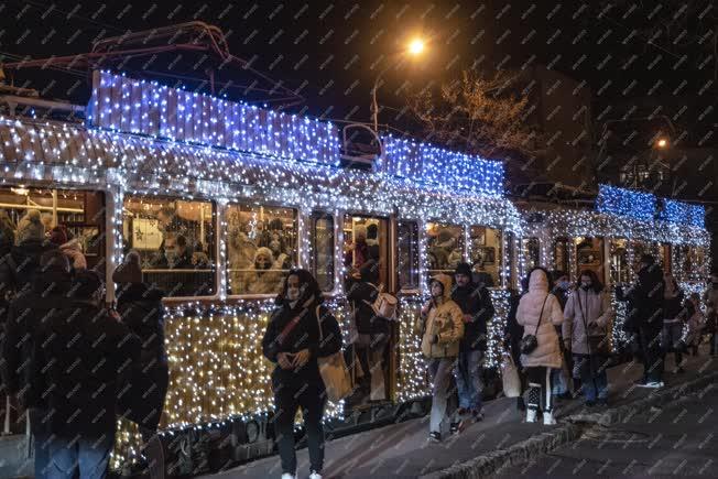 Közlekedés - Budapest - Karácsonyi fényfüzérrel feldíszített villamos