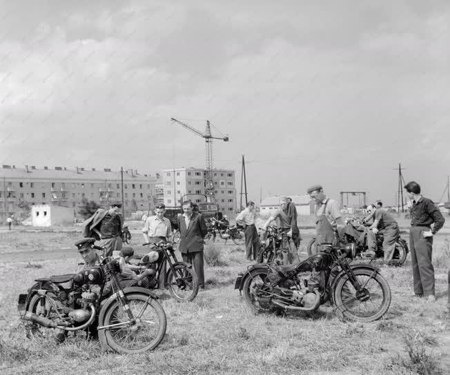 Közlekedés - Motorbörze Sztálinvárosban