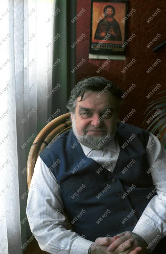 Gyurkovics Tibor író, költő