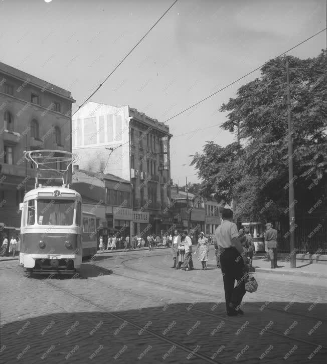 Városok - Bukaresti utcakép