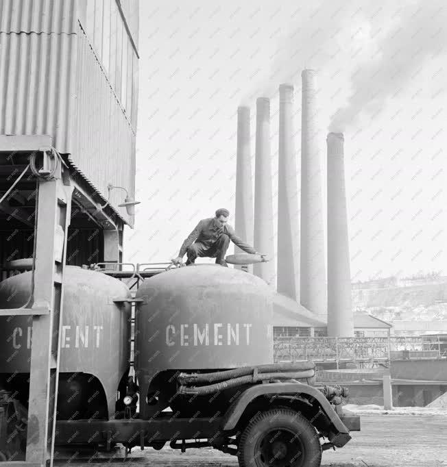 Ipar - Gépesítés a Tatabányai Cement-és Mészművekben