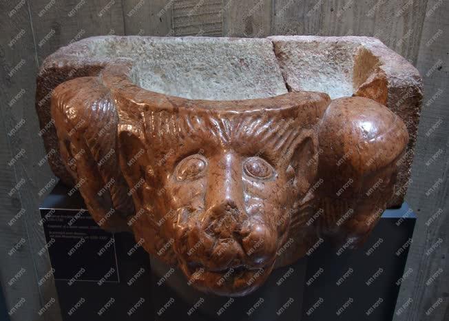Műalkotás - Pannonhalma - A monostor román kori kőemléke