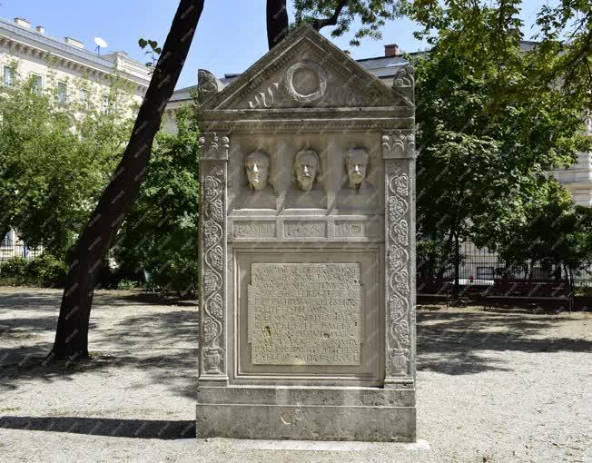 Köztéri szobor - Budapest - Régészek emléke