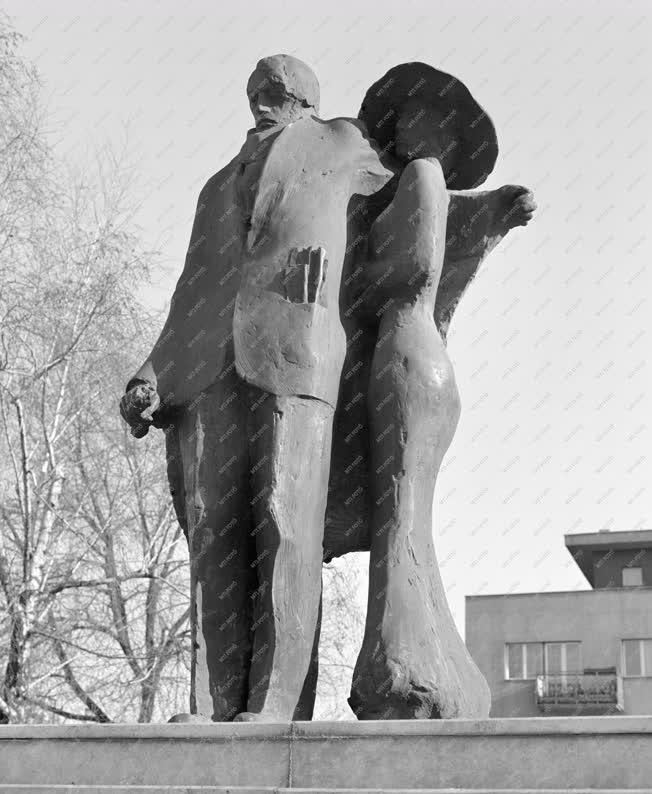 Kultúra - Borbás Tibor Ady Lédával című bronzszobra