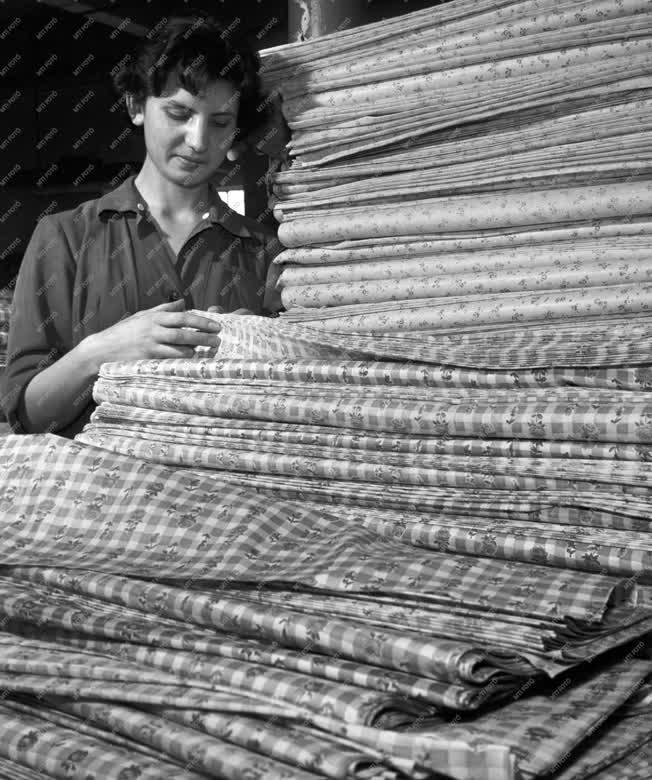 Textilipar - Korszerűsítés a Goldberger Textilgyárban