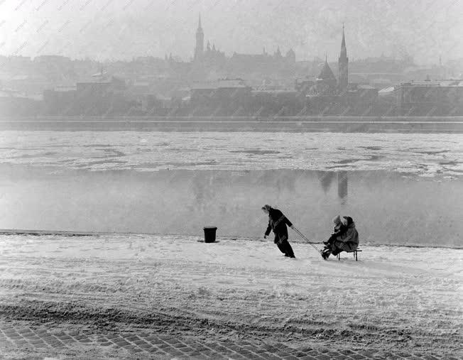 Téli Budapest - Szánkózás a Duna-parton