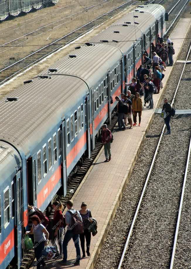 Közlekedés - Gödöllő - Ingázó egyetemisták a vasútállomáson