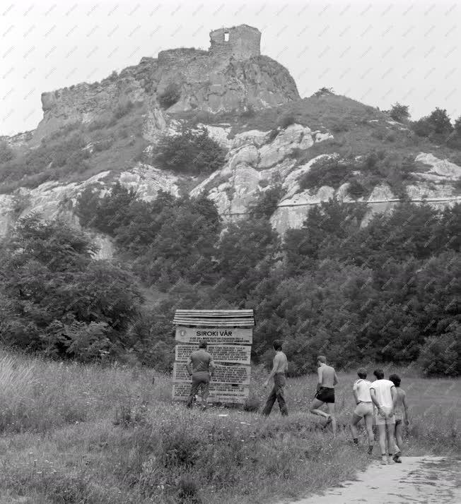 Természet - Turisták a siroki vár alatt