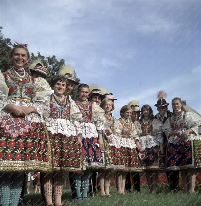 Népszokás - Sárközi népviselet