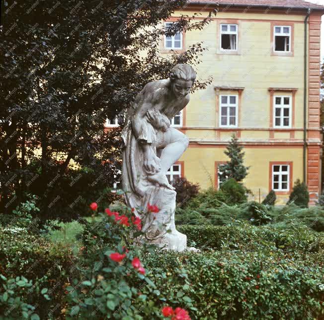 Kultúra - Egészségügy - Szobor a Parádfürdői Állami Kórház parkjában