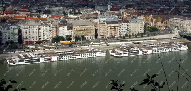 Idegenforgalom - Budapest - Külföldi üdülőhajók a fővárosban