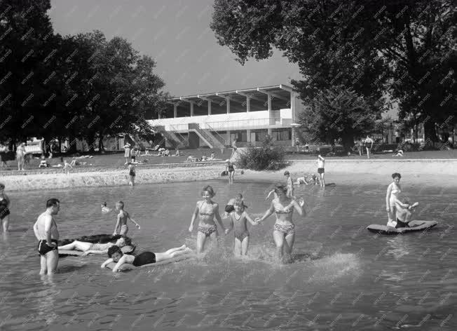 Szabadidő - Nyaralók a Balatonfürdei kempingben