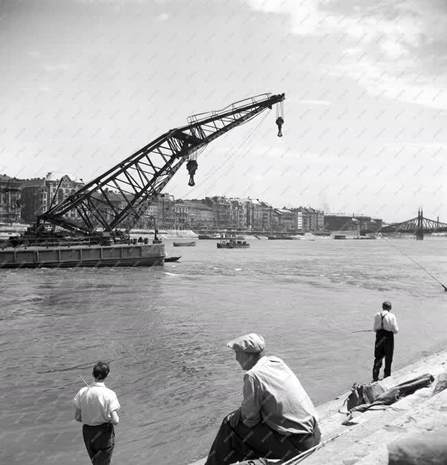 Építőipar - Az Erzsébet híd roncsának kiemelése