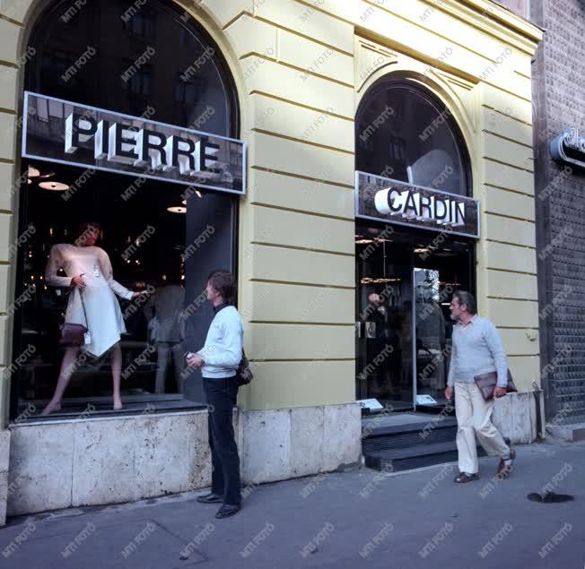 Kereskedelem - Pierre Cardin butik