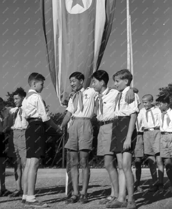 Külkapcsolat - Koreai úttörők a fegyverszünet aláírásáról értesülnek 