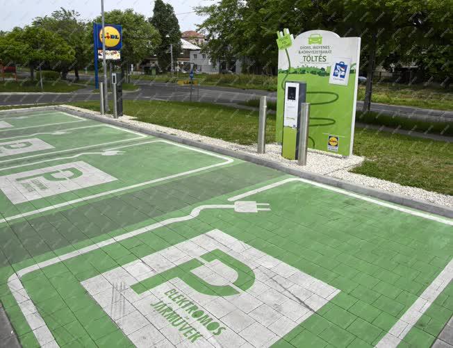 Energia - Kereskedelem - Budapest - Lidl elektromos autó töltőoszlop Kőbányán