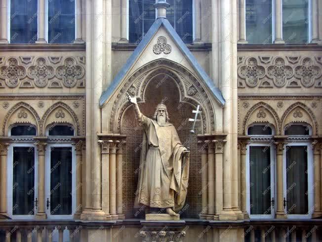 Egyetemi épület - Budapest - Szent István király szobra