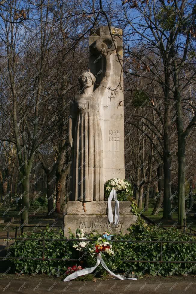 Temető - Munkácsy Mihály sírja a Fiumei úti Nemzeti Sírkertben