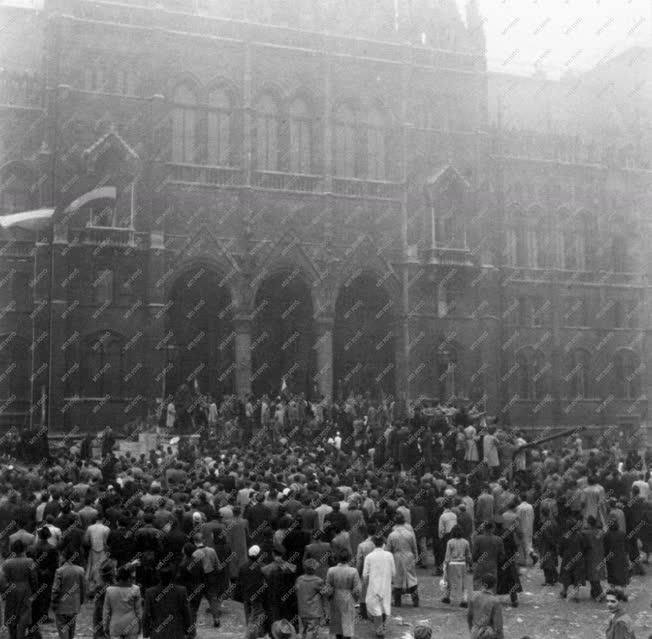 Belpolitika - 1956-os forradalom - Kossuth téri sortűz