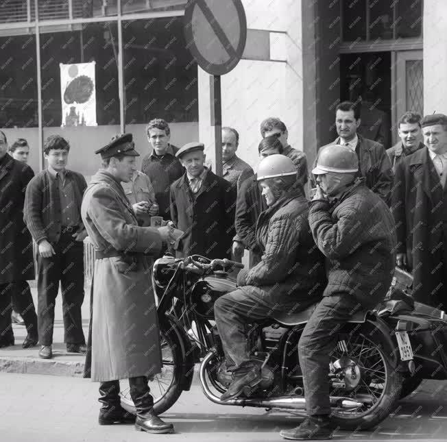 Rendőrség - Motorosokat igazoltat egy rendőr  