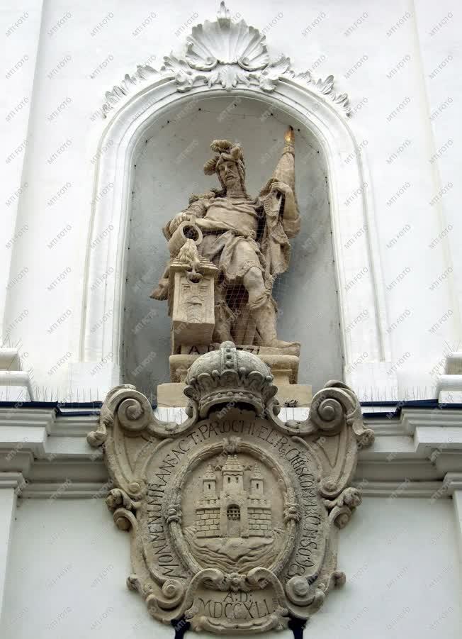 Köztéri szobor - Révkomárom - Szent Flórián a Szent András-templom falán