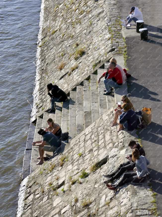  Városkép - Szabadidő - Fiatalok a budapesti Duna-parton