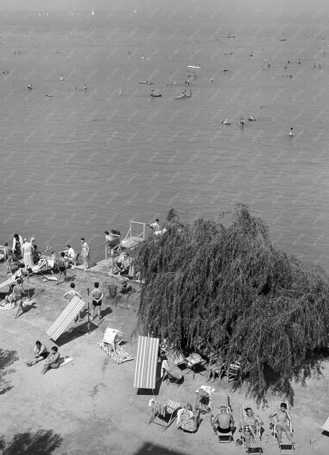 Szabadidő - Fürdőzők a Balatonban Siófoknál