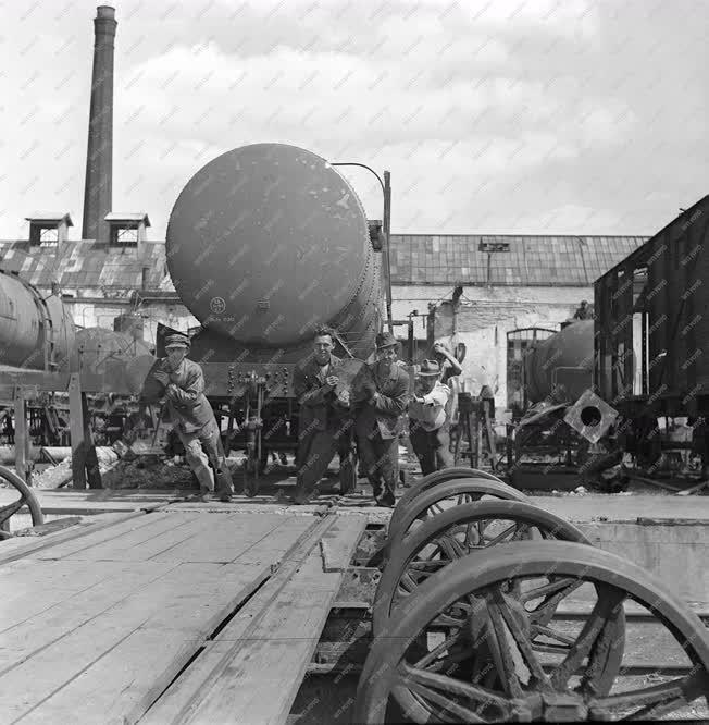 Történelem - Ipar - A 100. mozdony átadása