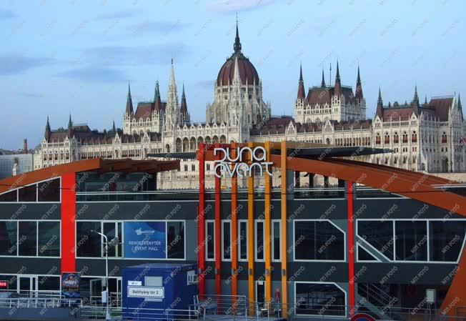 Városkép - Budapest - A Duna Event a Parlamenttel