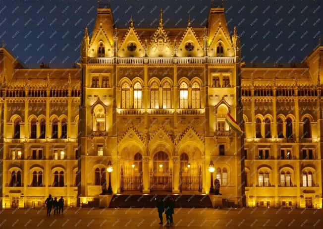 Városkép - Budapest - A Parlament épülete esti kivilágításban