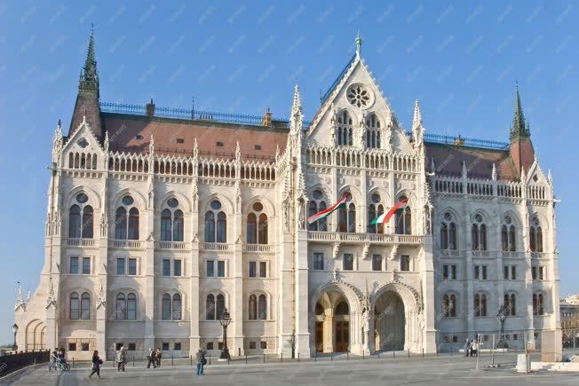 Budapest - A Parlament felújított épülete 