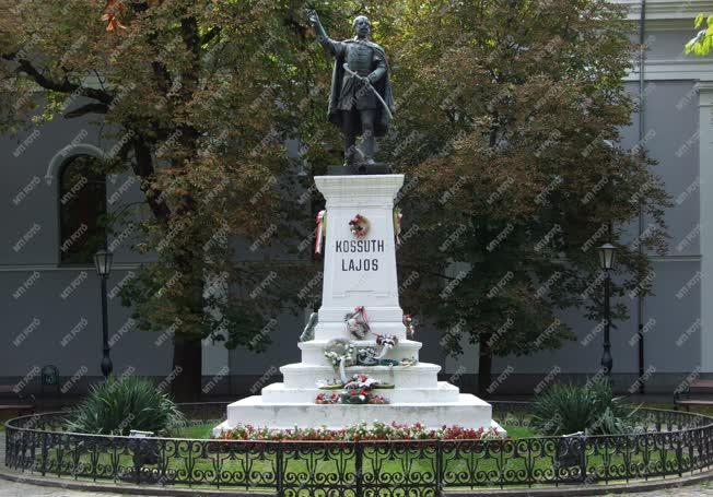 Köztéri szobor - Nagyszalonta - Kossuth Lajos szobra