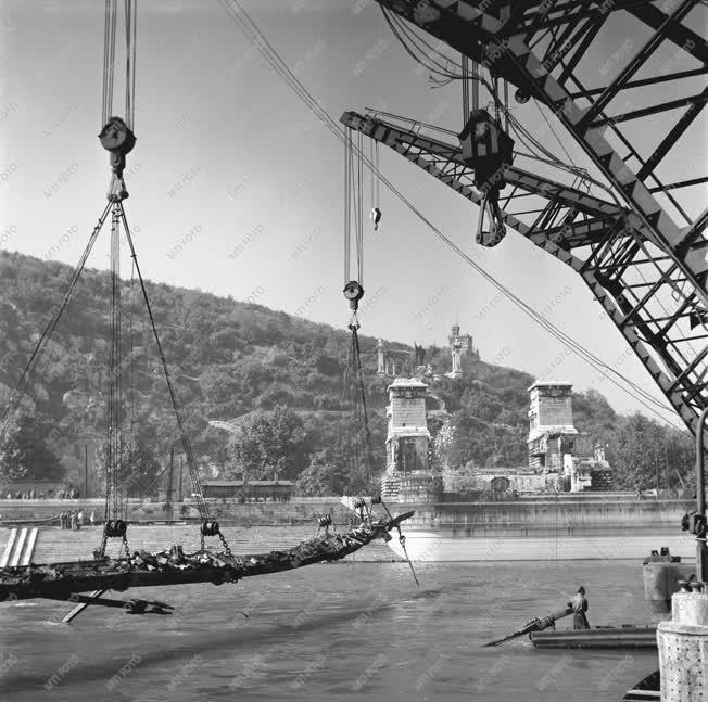 Gazdaság - Közlekedés - Erzsébet híd roncsának kiemelése