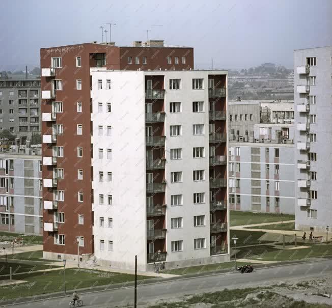 Városkép - Építőipar - Épül a József Attila lakótelep