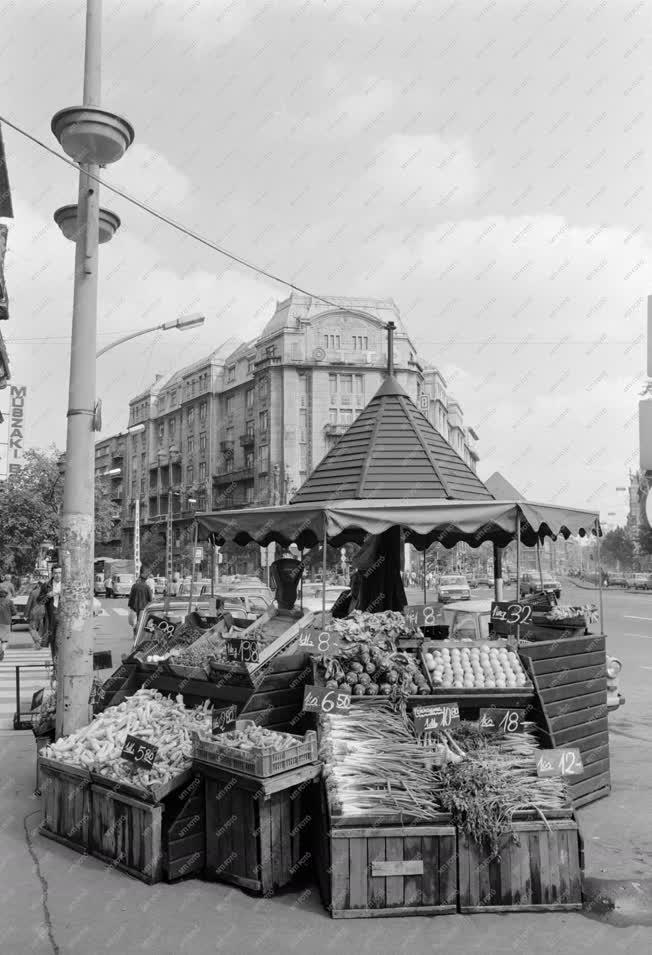 Városkép - Budapest - Utcai árus