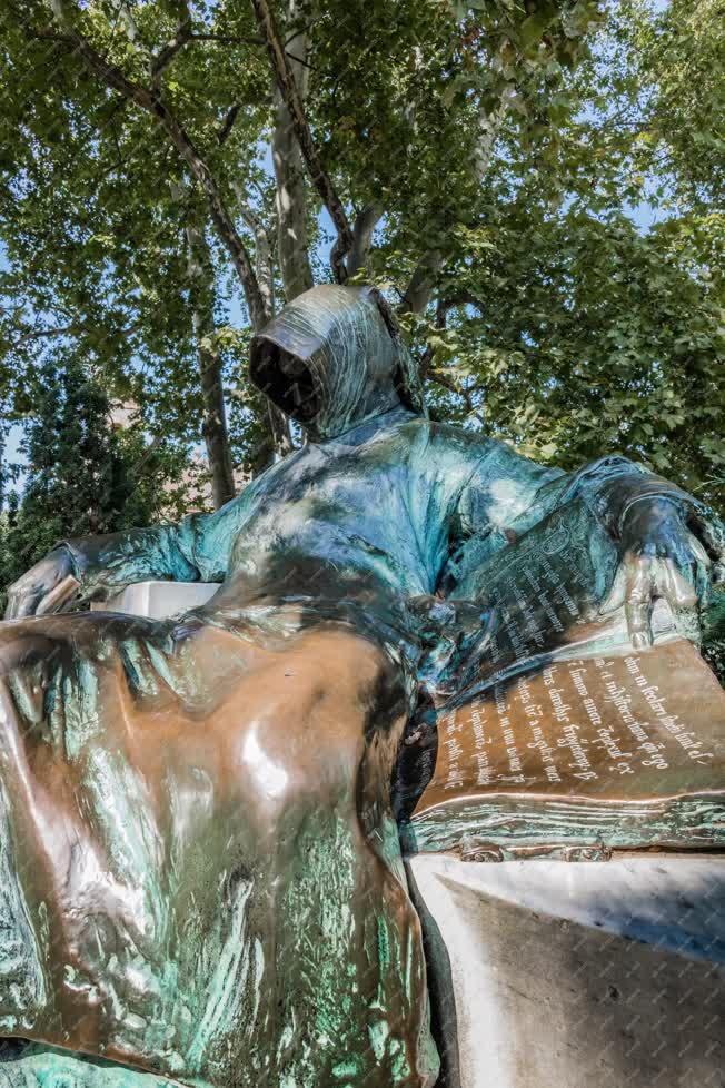 Köztéri szobor - Budapest - Anonymus-szobor a Városligetben