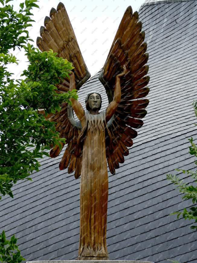 Egyházi épület - Paks - Makovecz Szentlélek-templom angyala