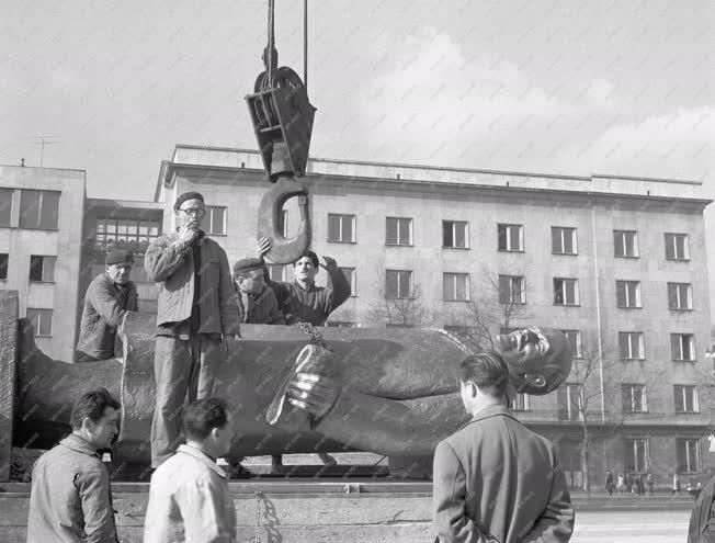 Városkép - Kultúra - Talapzatára emelik Lenin szobrát a Felvonulási térnél