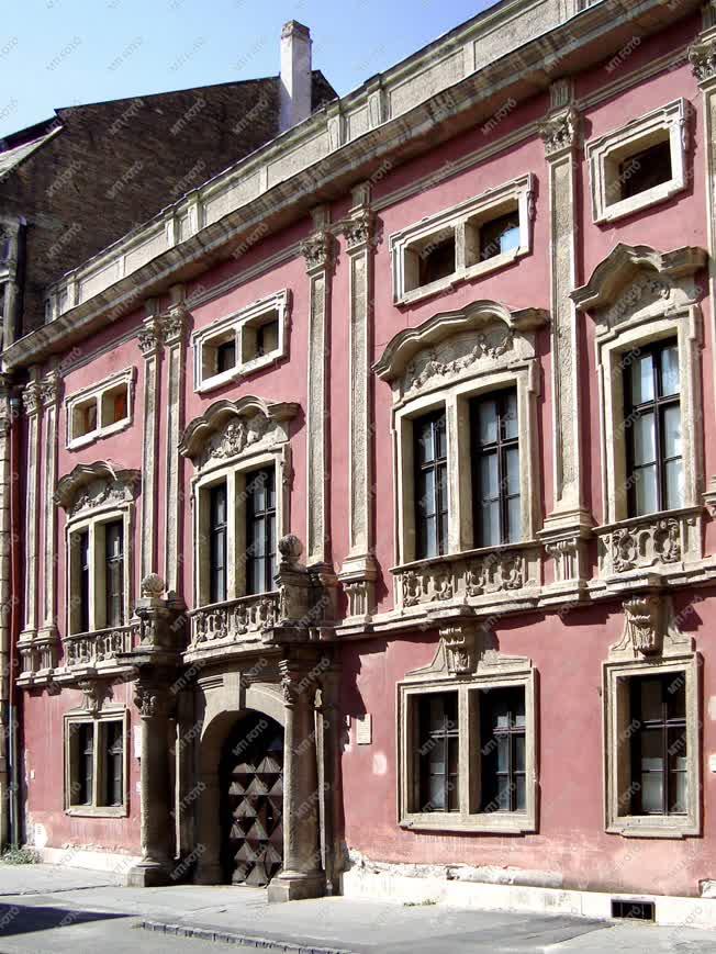 Épület - Sopron - A Bezerédj-palota a Templom utcában