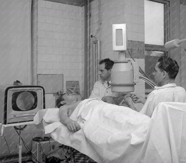 Egészségügy - Műtét - Televíziós hordozható röntgen készülék