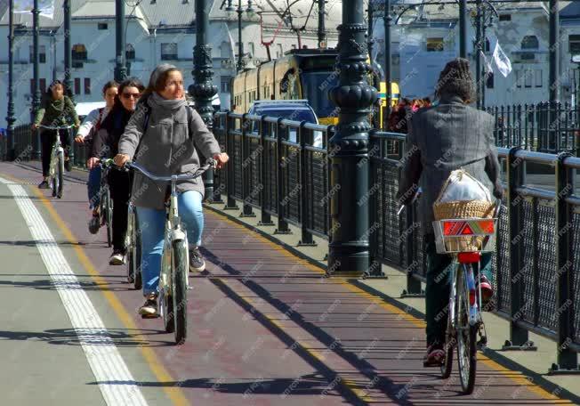 Közlekedés - Budapest - Csúcsforgalom a Margit hídi bicikliúton