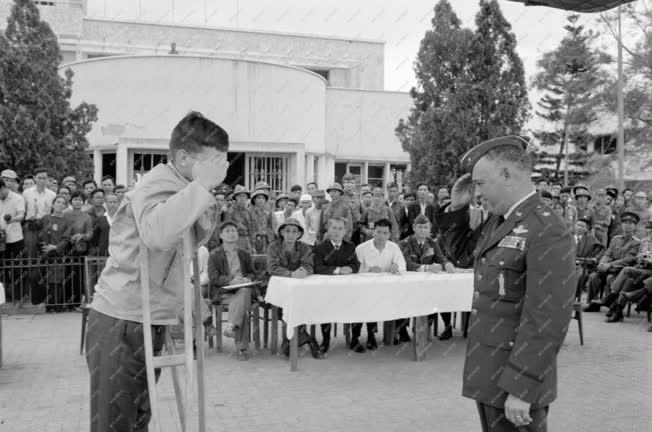 Vietnami háború - Amerikai katonák átadása Hanoiban