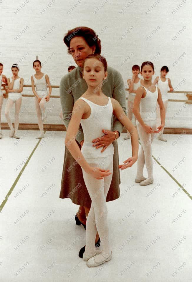 Képek a harminc éves Állami Balett Intézet életéből
