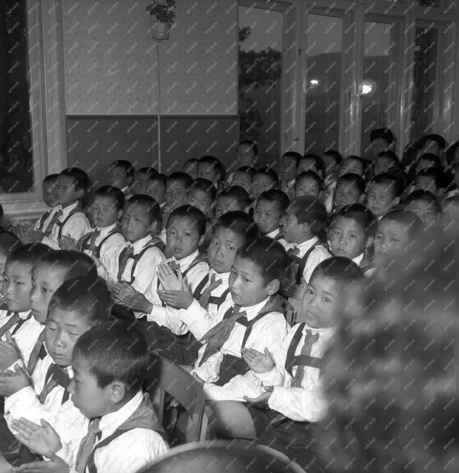 Külkapcsolat - A Pak Den Áj koreai gyermekotthon felavatása 