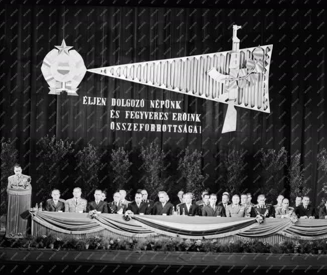 Belpolitika - Díszünnepség a fegyveres erők napján a Vígszínházban