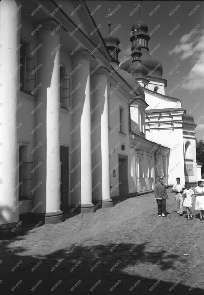 Életmód - Magyar turisták a Lavra kolostor területén