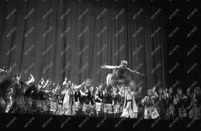 Tánc - A Mojszejev-tánegyüttes díszelőadása az Operaházban