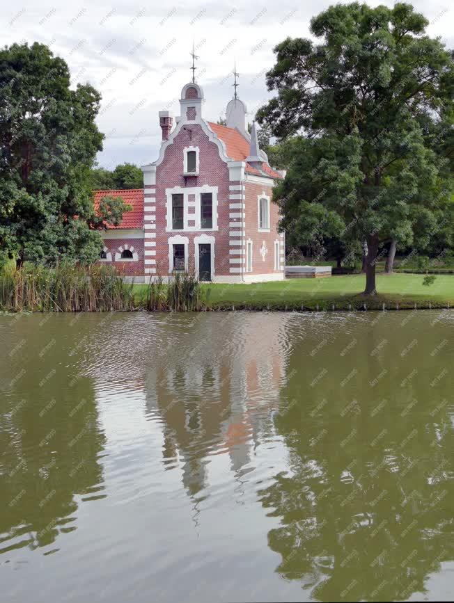 Műemlék - Dég - A Festetics-kastély megújult Hollandi-háza